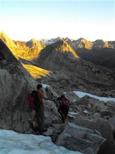 amanecer en la subida al Aneto con guía de montaña